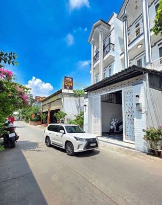 Bán nhà xe hơi chạy ngang nhà