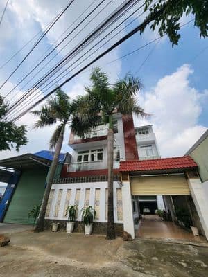 Biệt thự sân vườn mặt tiền dt 747b