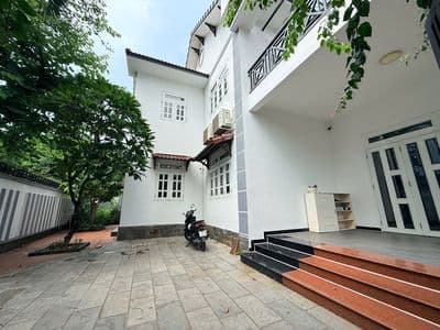 Cho thuê villa sân vườn 300m2 - trần não - 4 phòng ngủ