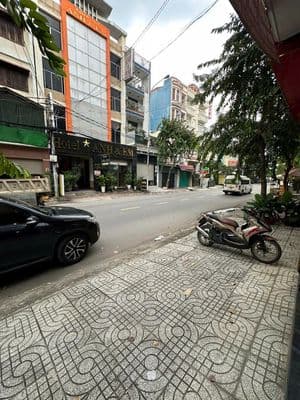 Mặt bằng đường lớn trước chợ ngã 4 ga