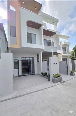 bán nhà 1 trệt 1 lầu Phú Mỹ gần chợ