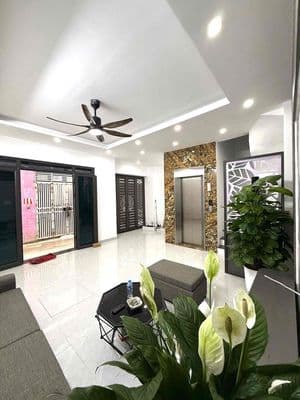 Gần ô tô tránh Trương Định, lô góc, ngõ nông, Thang Máy 47m*5T, giá 9