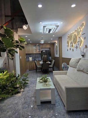 cho thuê nhà giáp tên lửa có sẵn nội thất xe hơi vô nhà