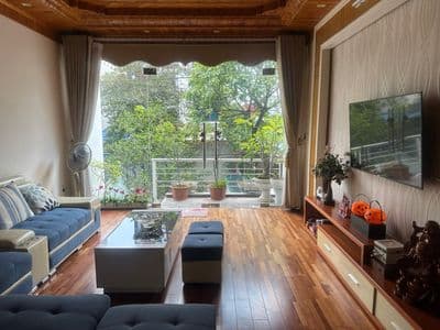 Cho thuê nguyên căn sân cổng phố Văn Cao, DT: 90m2, 3 p.ngủ khép kín.