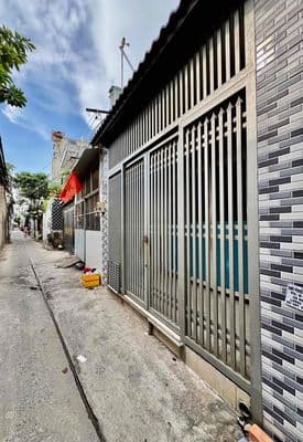 4 tỷ nhĩnh - 2 tầng hẻm xe hơi thông, dt : 4.2 x 14 sát mặt tiền