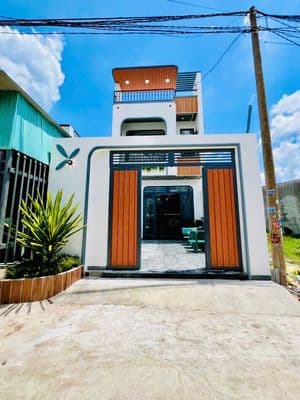 CHÚ 5 BÁN NHÀ ĐẸP KẾ UBND VỊ TRÍ ĐẸP GIÁ 2,75 TỶ