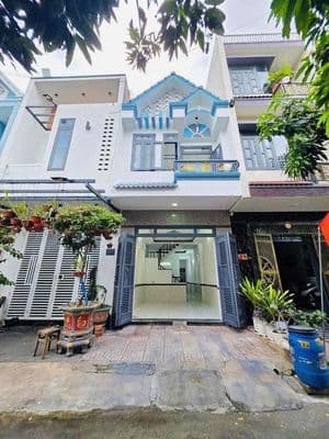 bán nhà sổ hồng riêng. 1 lầu 1 trệt. P Dĩ An.Bình Dương