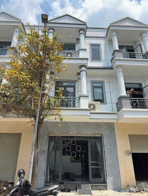 NHÀ 1 TRỆT 2 LẦU NGAY VÒNG XOAY KIM HẰNG