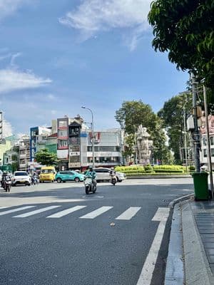 HIẾM THẬT SỰ – MUA NHÀ TẶNG ĐẤT – LÔ GÓC 2 MẶT THOÁNG GIỮA TRUNG TÂM