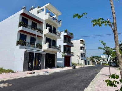 Hạ Giá Bán Nhà 1 Trệt 2 Lầu Đẹp, MT Nhựa 13m Cách Chợ Hóc Môn 500m.