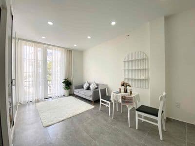 Studio ban công 1pn tách bếp tone trắng sữa siêu xinh iu