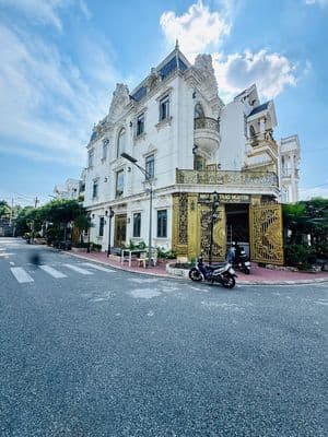 Nhà Tân Cổ Điển Dĩ An, Bình Dương, Giá Ngộp