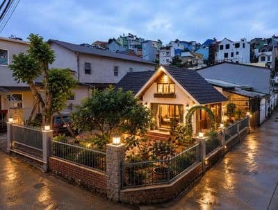 CẦN BÁN NHÀ ĐẤT 2 MẶT TIỀN TRUNG TÂM ĐÀ LẠT Vị trí: Đường Nguyễn