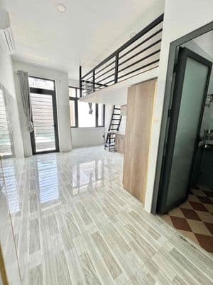 Phòng mới giá rẻ gác cao, ban công thoáng, rộng 35m2 gần đh uth, q1