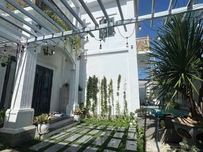 VILLA HỒ BƠI 2 mặt tiền ngay trung tâm thành phố