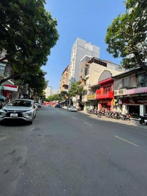 Cho thuê 2 căn liền kề đông du quận 1 dt 8x20m giá 160 triệu