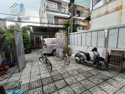 Nhà 3 tầng 5 phòng - sân rộng - ngay ngã tư Thủ Đức - gần Vincom