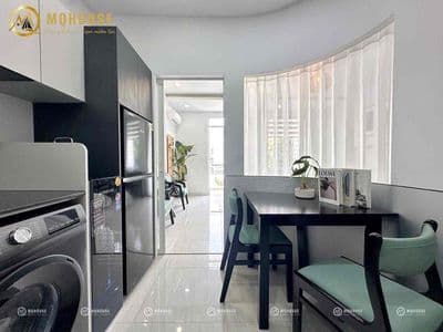 Căn hộ 1PN ban công tách bếp full nội thất tone trắng, phòng rộng đẹp