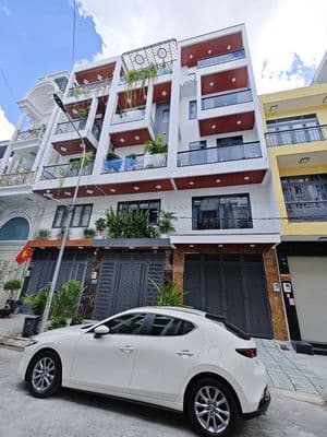 Nhà mới 3 lầu, 4m x13m, có gara xe, gần Metro đường Lê Văn Khương
