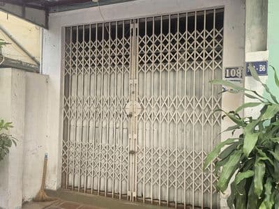 Nhà trống 40m2, mặt tiền rộng rãi, phù hợp van·kinh doanh, làm kho