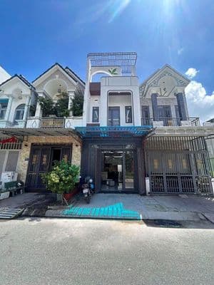 Bán nhà 1 trệt 1 lầu 1 tum Bình Dương 4 tỷ 500