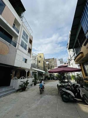 NHÀ BÁN .Lê quang định SÁT PHÚ NHUẬN . 135 m2-3 tầng BTCT sân thượng