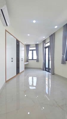 Có 1 không 2. Nhà ngang 14 x 10m. 2 mặt tiền, 4 tầng, tặng nội thất