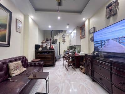 Nhà 5 tầng gần trường Việt Pháp, 3 bước ra ô tô tránh