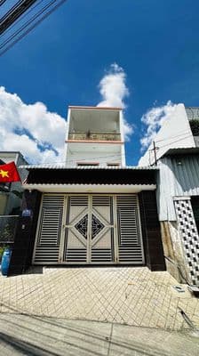 NHÀ 2 LẦU THCS PHÚ HOÀ 5x20 ĐỐI DIỆN SÂN BÓNG
