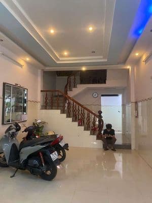 VIIP NHÀ 3 TẦNG, 3 MÊ ĐÚC, ỐP GẠCH XUNG QUANH, NỞ HẬU TÀI LỘC.
