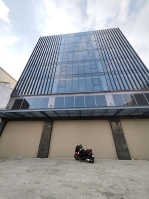 TÒA NHÀ MỚI XÂY MẶT TIỀN NGUYỄN GIA TRÍ NGAY NGÃ TƯ UNG VĂN KHIÊM