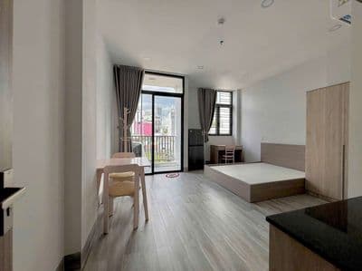 ban công nhà mới xây thang máy