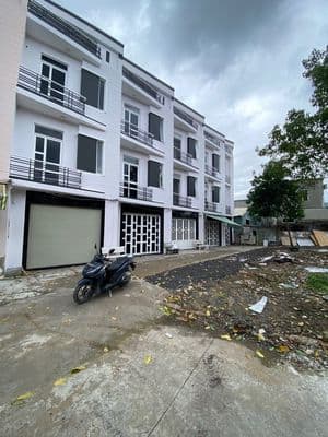 Nhà mặt phố trệt 3 lầu. Có 3Pn 4wc. Mặt tiền 6m, oto đỗ cửa