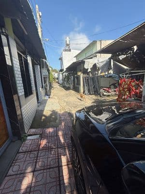 Bán nhà nhỏ xinh Hiệp Thành, hẻm oto, sân đậu oto, 2PN