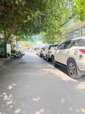 bán nhaf9 chủ 100m mot tret lau mat tien hem. xe hoi 15ty