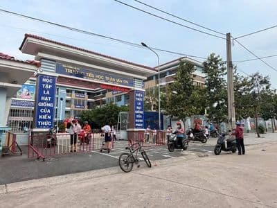 Nhà đẹp KCN Mỹ Phước 3, Bình Dương, 5x30m, sổ riêng