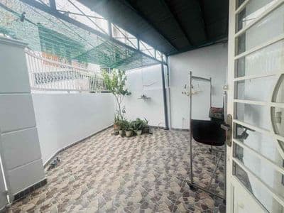 Nhà cấp 4 sân rộng, bếp rộng, hiên rộng phù hợp cho nhà có bé nhỏ