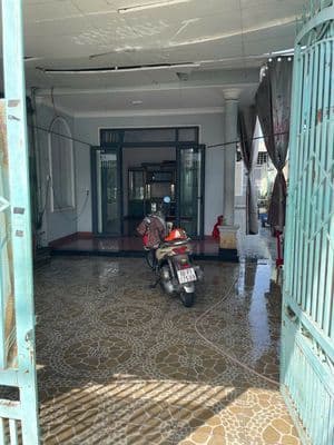Bán nhà mặt tiền gần ngã tư Phú thọ 100m