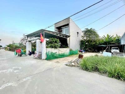 Đường chính 5m thông ra Quốc Lộ 14B - Gần cầu Quảng Đà