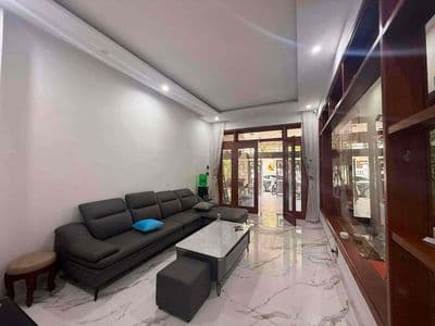 Cho thuê nhà đẹp 3 tầng sân oto gần vương thừa vũ