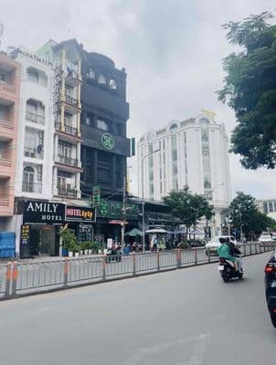 siêu vip nhà đối diện cổng chính eoan maill. DT: 5x23m