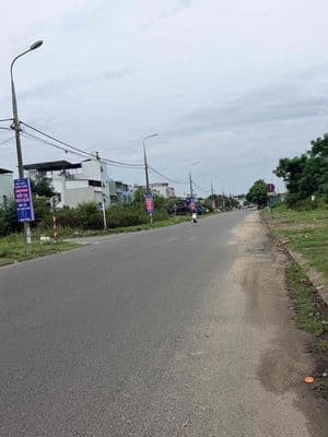 Nằm ngay trên trục đường 10.5 m}, khu dân cư dân trí cao, an ninh tốt