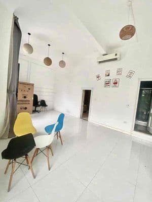 Cho thuê mặt bằng kinh doanh phố ngọc thuỵ - lô góc - ô tô tránh 10tr
