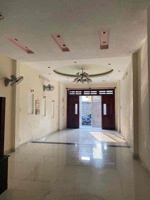 Gần đại học cảnh sát- hoàng diệu nhà 2 lầu 4pn 4wc ờ + vpcty+ kd onlin