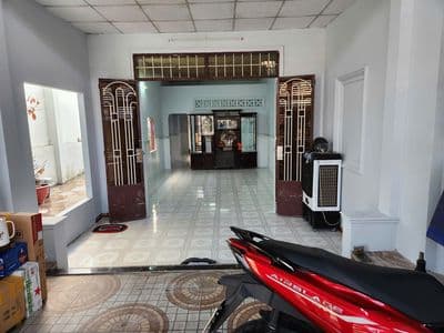 CHO THUÊ NHÀ CẤP 4 RỘNG 128m2, XE TẢI 6M VÀO TẬN CỔNG