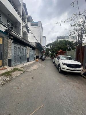 Nhà mặt tiền 3 tầng, 64m2, đường có lề, nở hậu tốt, gần chợ Tân Hương