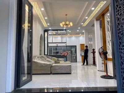 Nhà rộng ô tô đỗ cửa, gần công viên Celadon.