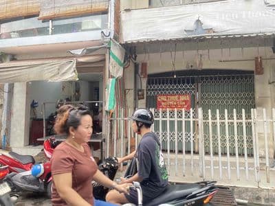 Nhà 1 Trệt 1 Lầu Trống suốt ngay chợ , công ty may Phương Đông