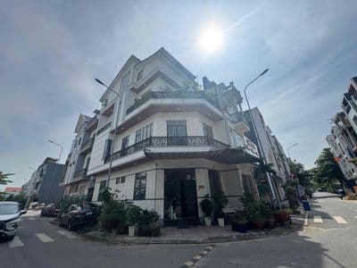 Nhà phố 2 mặt tiền cực thoáng, chủ đi Mỹ để lại toàn bộ nội thất