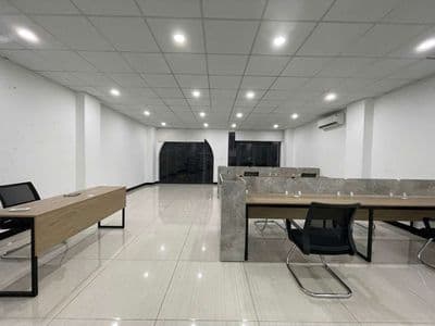 Nguyên tầng văn phòng 100m2 full nội thất, thang máy, máy lạnh đầy đủ